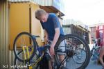 На пит-стопе проверяется техническое состояние велосипеда