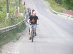 Колонна велосипедистов в пути - начало колонны
